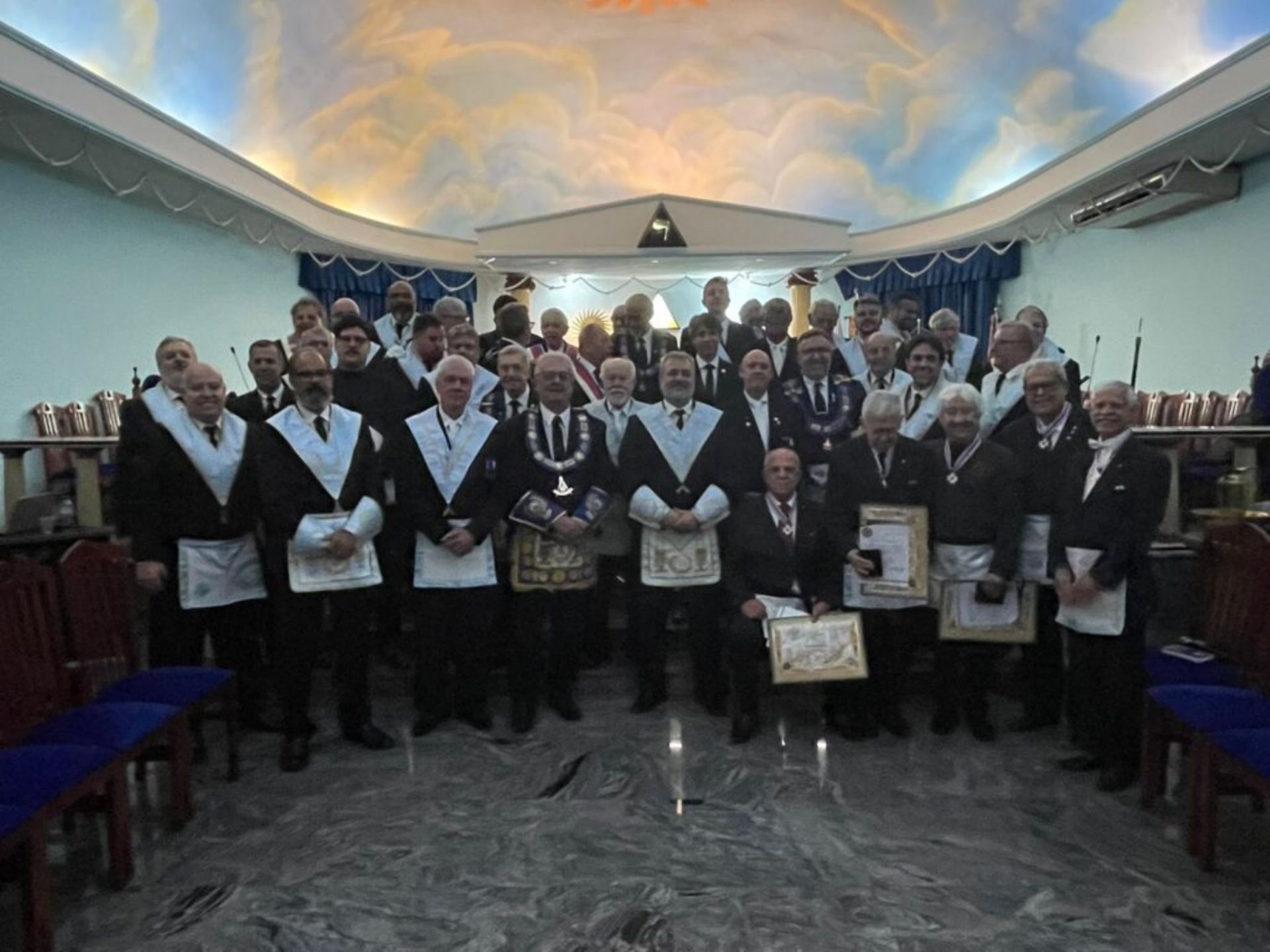 LOJA FRATERNIDADE DE SANTOS REALIZA SESSÃO MAGNA DE ENTREGA DE COMENDAS E DISTINÇÃO MAÇÔNICA NO ORIENTE DE SANTOS