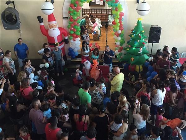 LOJA VERITAS APOIA ENTREGA DE CESTAS DE NATAL E BRINQUEDOS